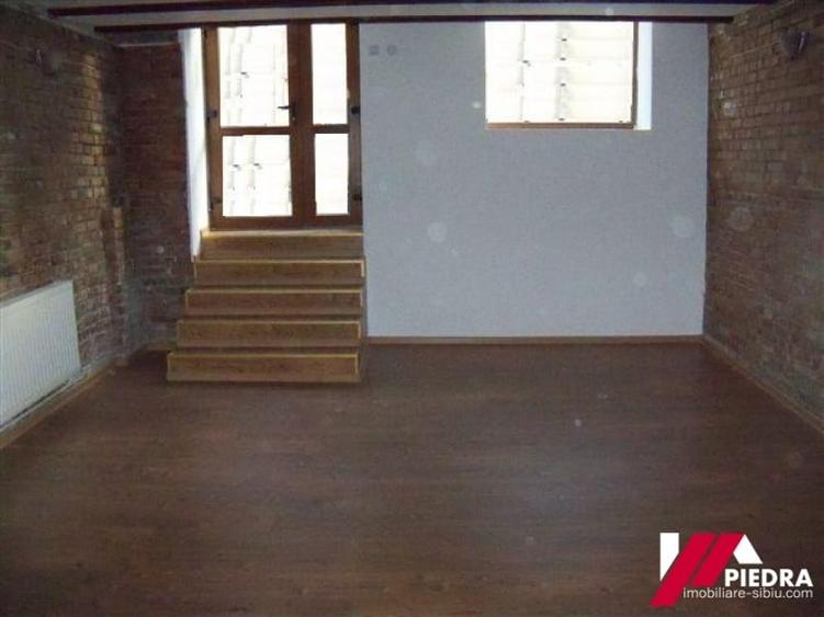 Spațiu comercial, de 300 mp, în Central