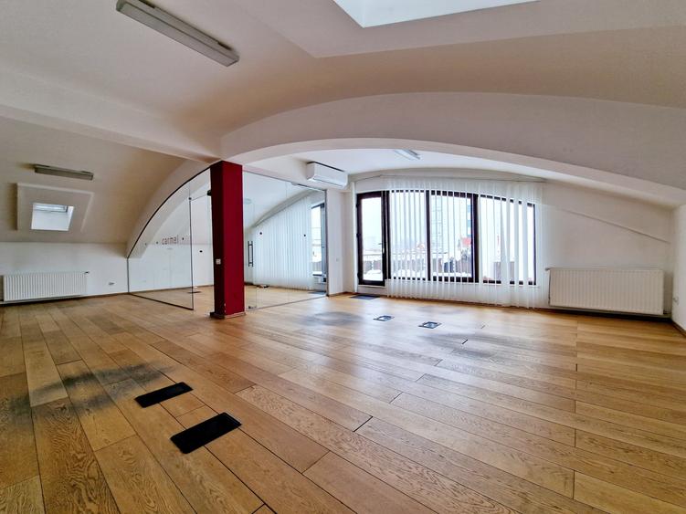 Apartament cu 4 camere decomandat în Cotroceni