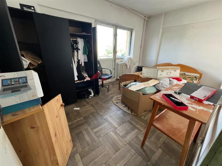 Apartament cu 3 camere decomandat în Podu Roș