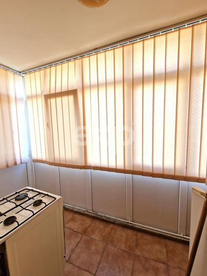 Apartament cu 3 camere semidecomandat, mobilat în Micro 12