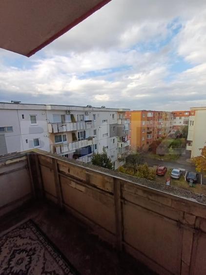 Apartament cu 3 camere semidecomandat, mobilat în Central