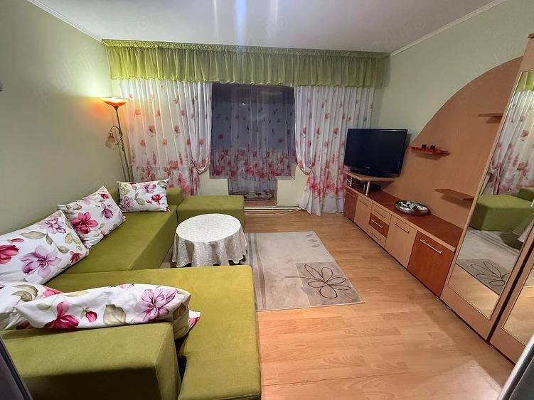 Apartament cu 3 camere semidecomandat, mobilat în Micro 4