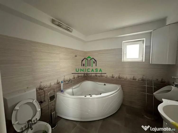 Casă cu 7 camere cu Teren 2000 Mp în Români