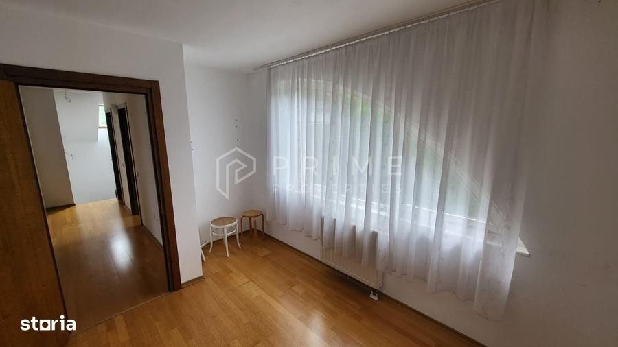 Casă cu 4 camere în Livezeni