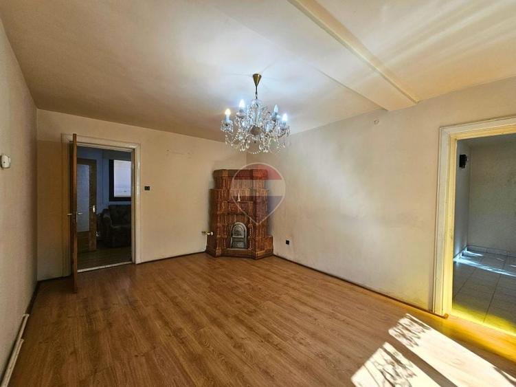 Casă individuală cu 6 camere cu Teren 276 Mp în Păulești