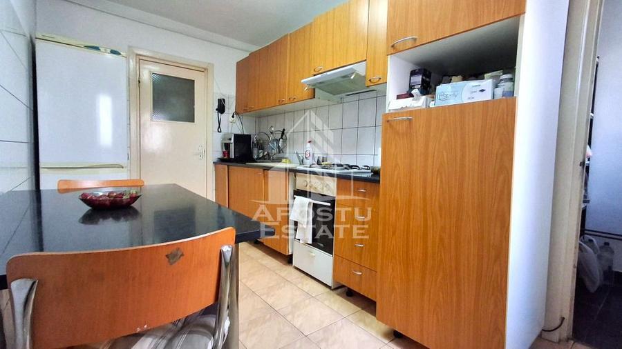 Apartament cu 4 camere decomandat, mobilat în Central