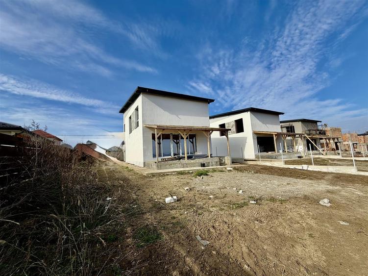 Casă cu 4 camere decomandat cu Teren 450 Mp în Miroslava