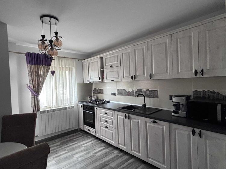 Apartament cu 3 camere decomandat în Săvinești