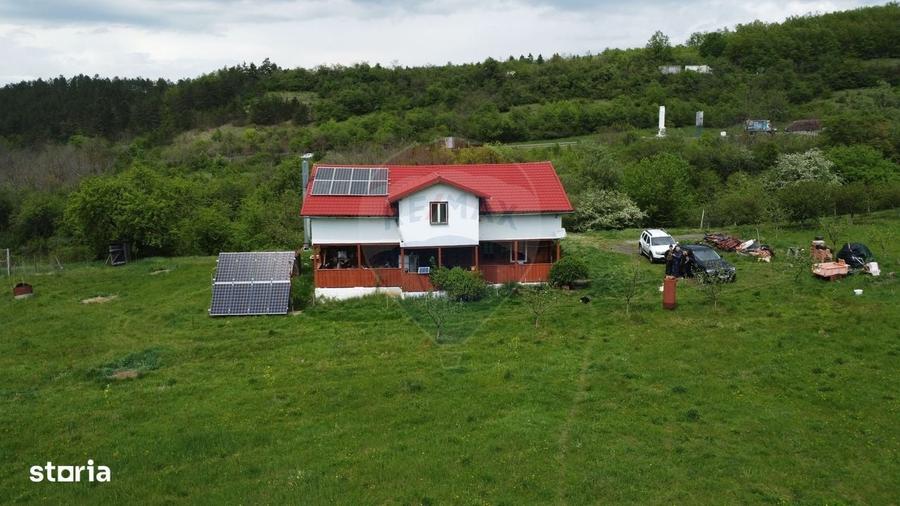 Casă cu 4 camere în Topa Mică
