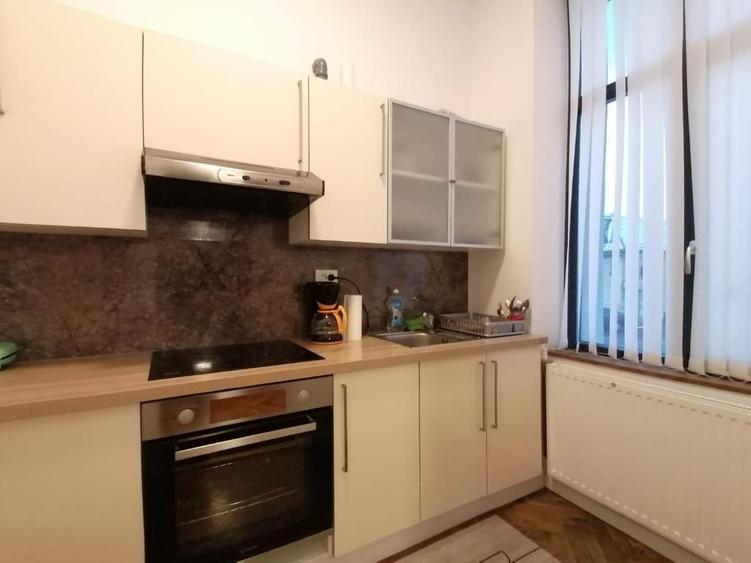 Apartament cu 3 camere - curte cu foisor + spatiu parcat masina - 5