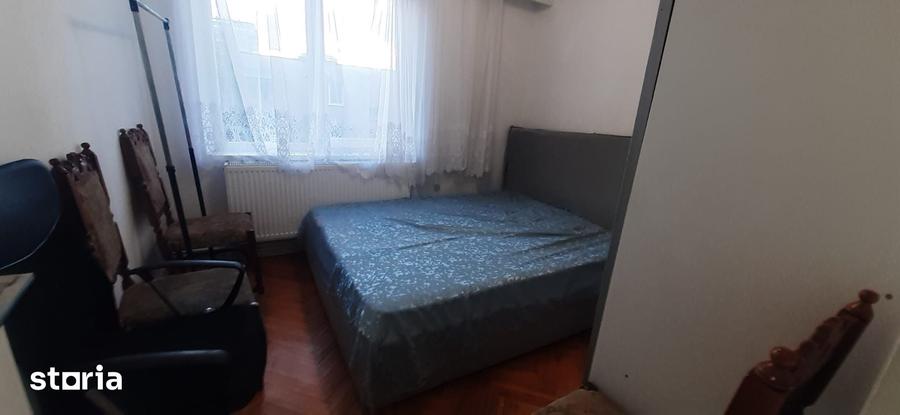 Apartament cu 3 camere semidecomandat în Republicii