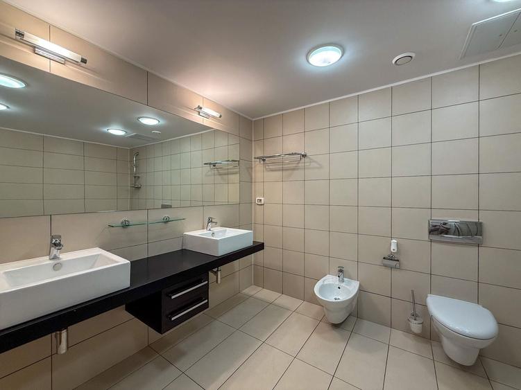 Apartament cu 3 camere semidecomandat, mobilat în Primăverii