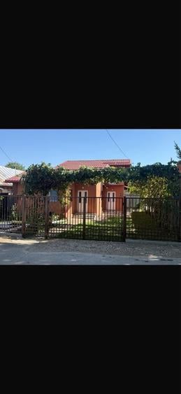 Casă cu 4 camere în Tătărani