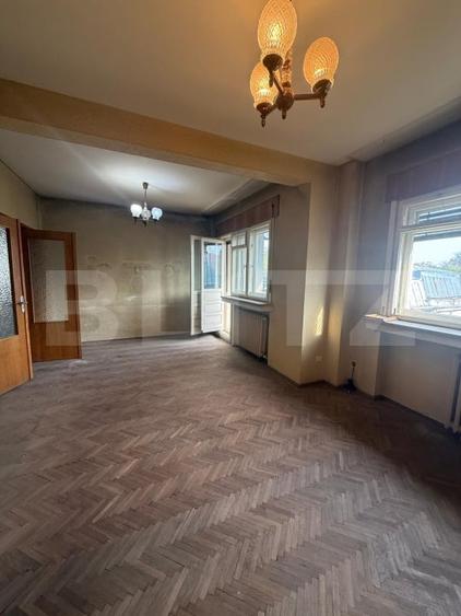 Apartament cu 4 camere semidecomandat în Central