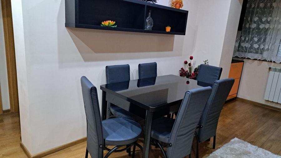 Apartament cu 3 camere semidecomandat în Cutuș