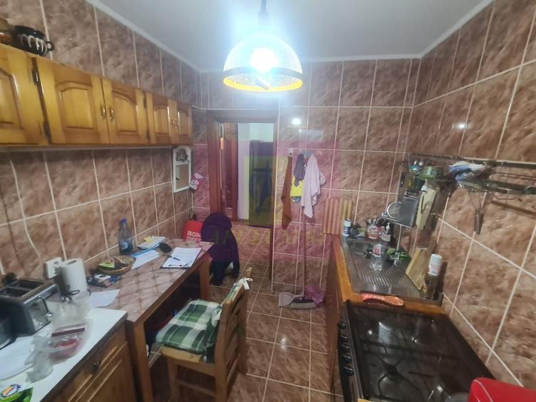 Apartament cu 3 camere decomandat în Cuza