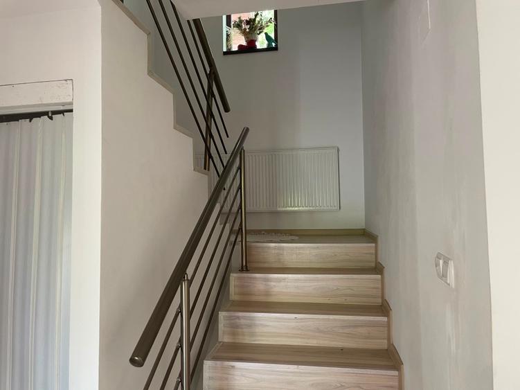 Casă individuală cu 5 camere cu Teren 1705 Mp în Central