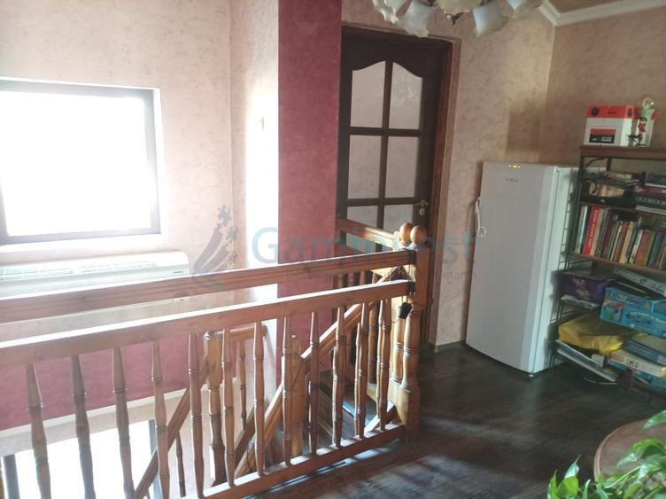 Casă individuală cu 5 camere cu Canalizare în Episcopia Bihorului