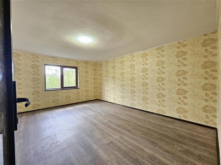 Casă individuală cu 6 camere cu Teren 887 Mp în Est