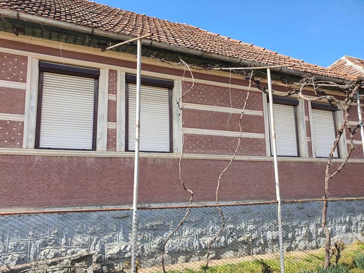 Casă cu 3 camere în Petrani