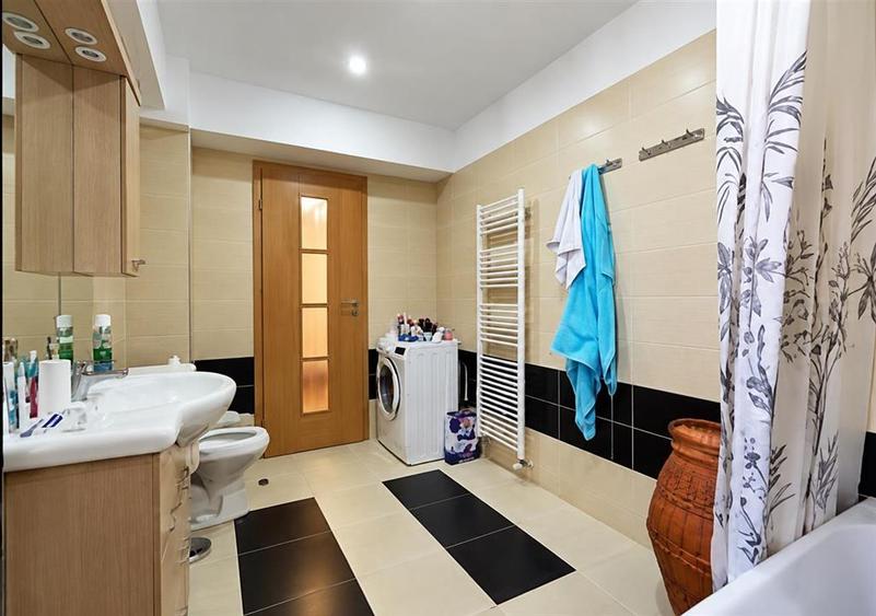 Apartament cu 3 camere decomandat, mobilat în Calea Poplăcii