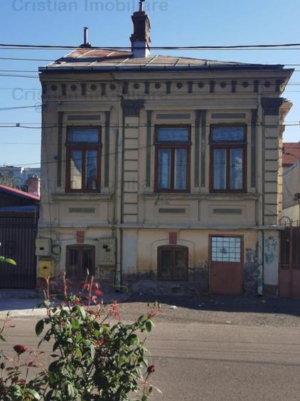 Casă cu 6 camere cu Canalizare în Central