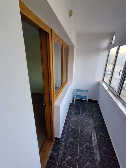 Apartament cu 3 camere semidecomandat, mobilat în Podu Roș