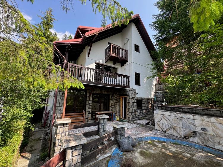 Casă individuală cu 8 camere cu Canalizare în Central