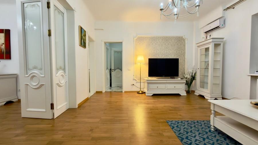 Apartament cu 3 camere semidecomandat în Universitate