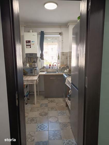 Apartament cu 3 camere semidecomandat în Mioriței