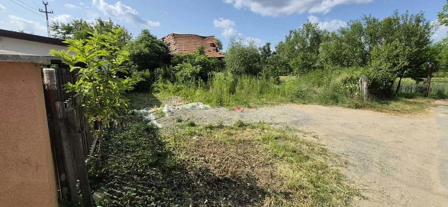 Teren de 2100 mp, în Var