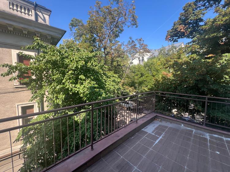 Apartament cu 4 camere decomandat în Capitale