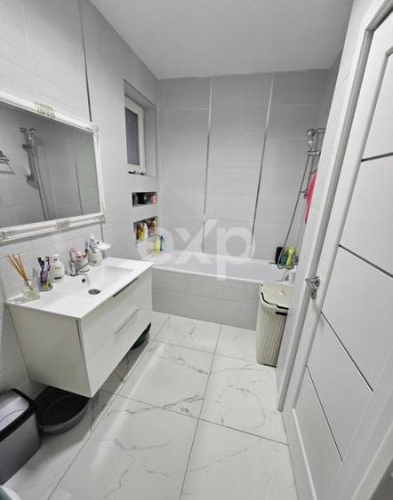 Apartament cu 3 camere semidecomandat în Florești