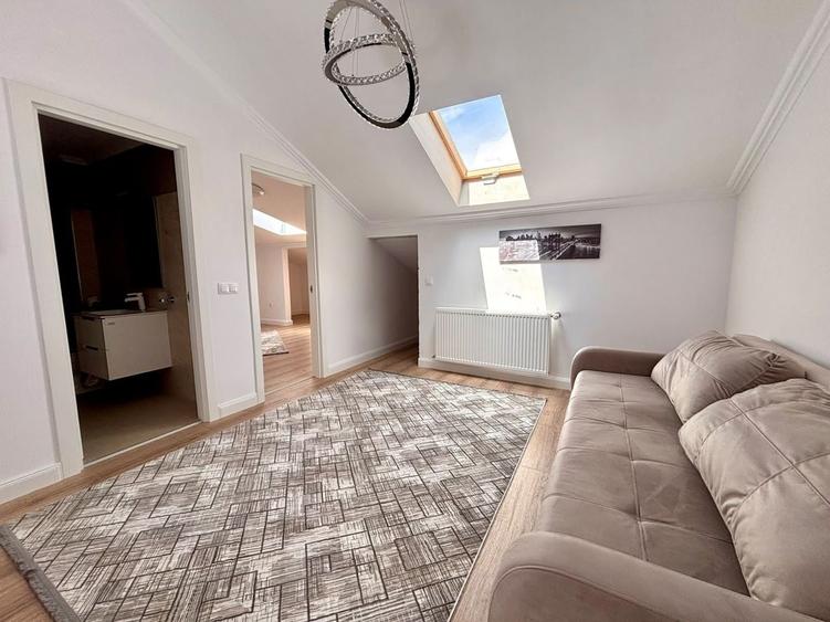 Apartament cu 5 camere decomandat în Cristian