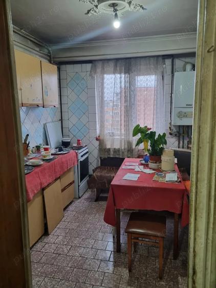Apartament cu 4 camere semidecomandat în Trivale