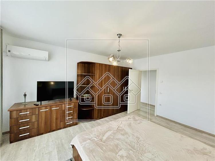 Apartament cu 4 camere nedecomandat în Piața Cluj