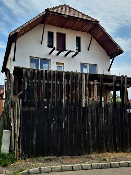Casă individuală cu 5 camere cu Teren 148 Mp în Blumăna