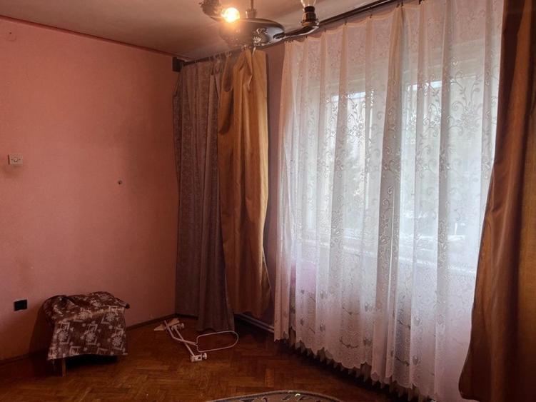 Apartament cu 4 camere semidecomandat în Gojdu