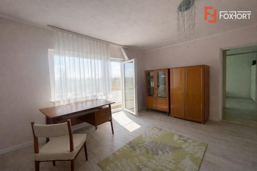 Apartament cu 3 camere semidecomandat, mobilat în Micălaca
