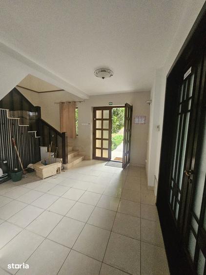 Casă cu 8 camere cu Teren 1500 Mp în Valea Lupului