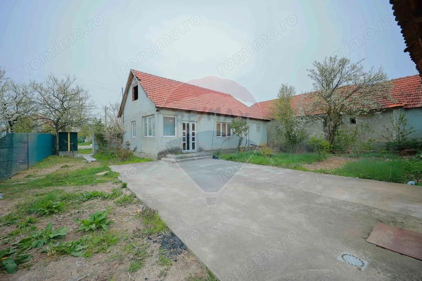 Casă cu Teren 2440 Mp în Alparea