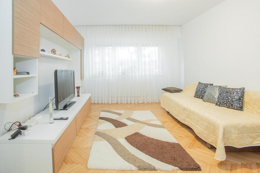 Apartament cu 3 camere decomandat, mobilat în Faleza Nord