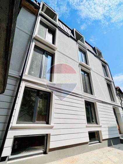Casă individuală cu 10 camere cu Teren 65 Mp în Periferie