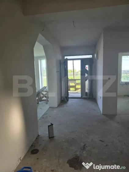 Casă cu 8 camere cu Teren 1500 Mp în Central