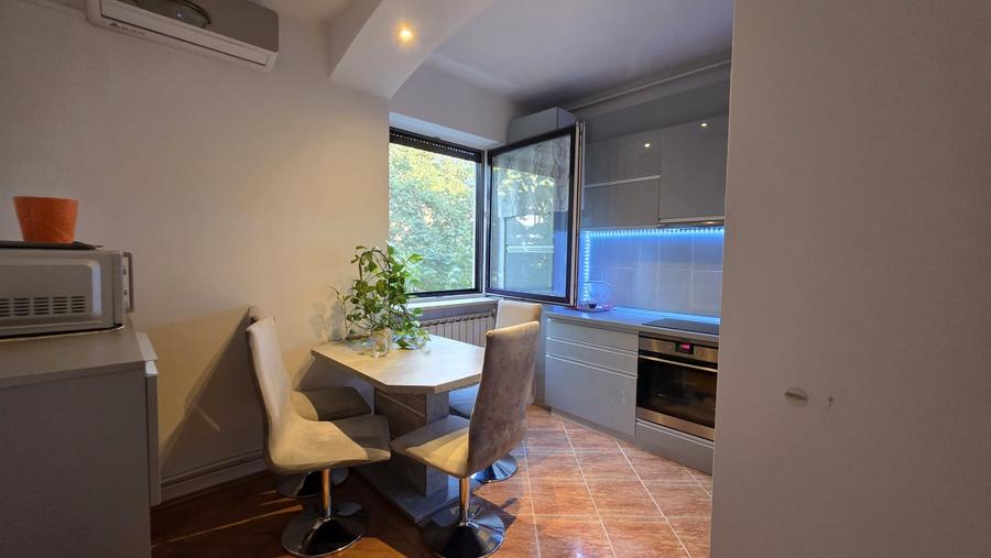 Apartament cu 2 camere semidecomandat, mobilat în Central