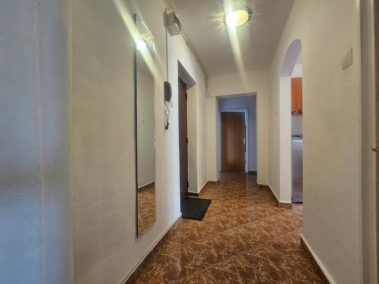 Apartament cu 3 camere decomandat, mobilat în P-ța Victoriei