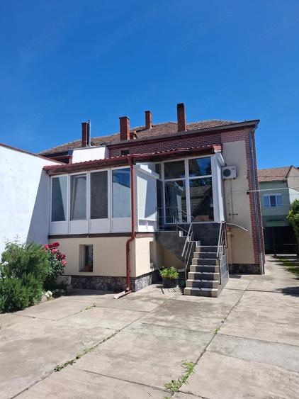 Casă cu 5 camere cu Teren 1600 Mp în Aradul Nou