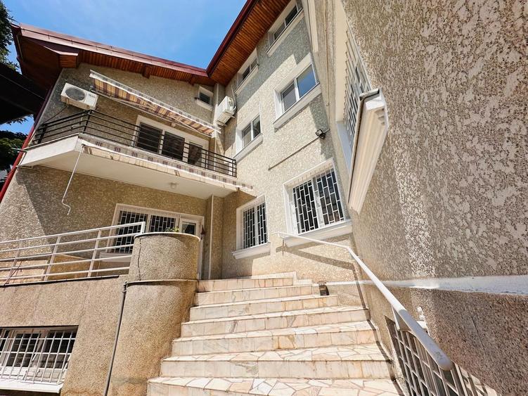 Casă individuală cu 9 camere cu Garaj în Vatra Luminoasă