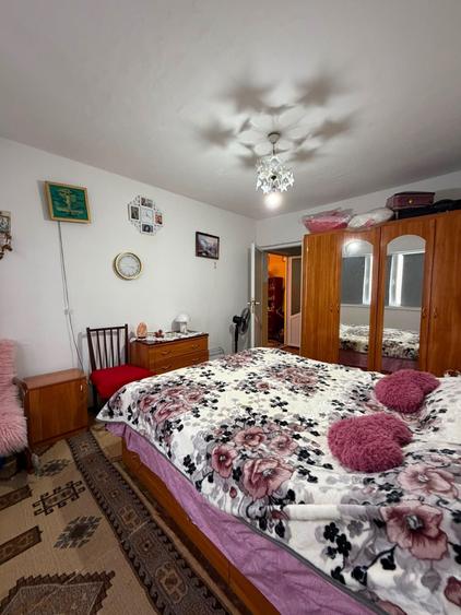 Apartament cu 3 camere semidecomandat în Cataloi