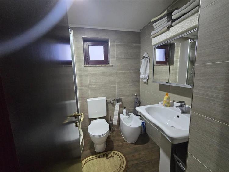 Casă individuală cu 4 camere cu Teren 7000 Mp în Mitocu Dragomirnei